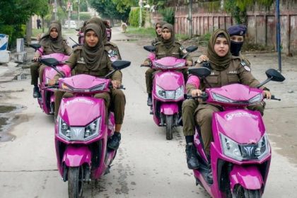 Women ride Pakistan's economic crisis into the workplace