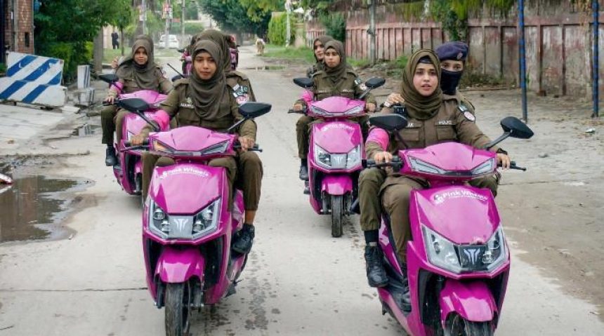 Women ride Pakistan's economic crisis into the workplace